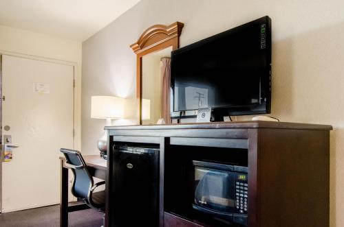 A television and/or entertainment centre at Days Inn by Wyndham Panguitch