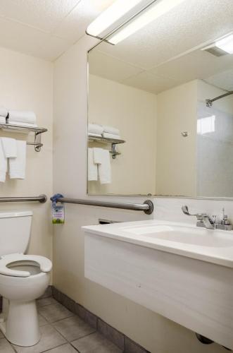 Un baño de Econo Lodge Panguitch near Bryce Canyon
