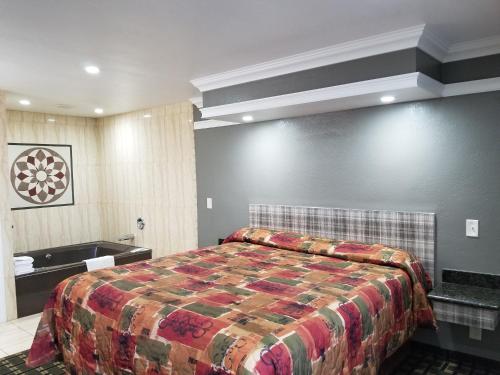 Ένα ή περισσότερα κρεβάτια σε δωμάτιο στο Rodeway Inn Commerce - Los Angeles