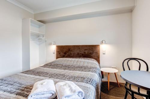Arena Hotel (formerly Sleep Express Motel)にあるベッド