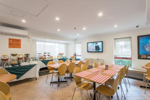 Arena Hotel (formerly Sleep Express Motel)にあるテレビまたはエンターテインメントセンター