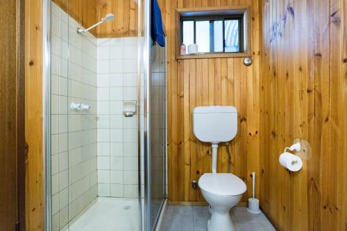 Ένα μπάνιο στο Kookaburra Motor Lodge