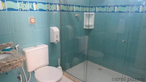 ein Bad mit einem WC und einer Glasdusche in der Unterkunft Pousada On Shore in Cabo Frio