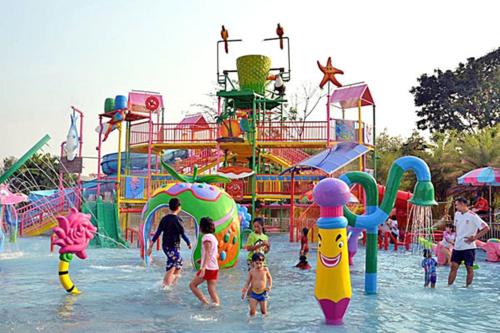 a group of children playing in a water park at Natcha Place Rangsit Donmuang in Ban Talat Rangsit