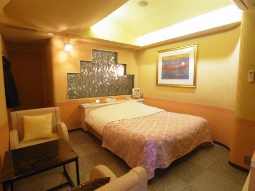1 dormitorio con 1 cama y 1 silla en Hotel Mju-Adult Only, en Tokio