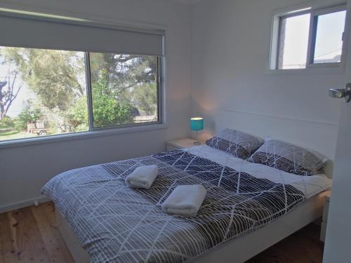 Un pat sau paturi într-o cameră la Glenrowan Erowal Bay
