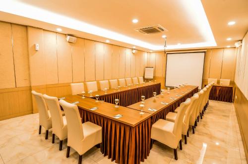 a large conference room with a long table and chairs at El Cavana Bandung in Bandung