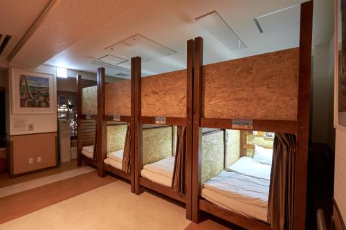 Dviaukštė lova arba lovos apgyvendinimo įstaigoje Guest House Grand Naha