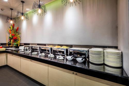 Makanan di atau berdekatan hotel