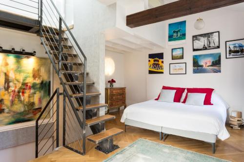 1 dormitorio con 1 cama y escalera de caracol en Ateliers de Montmartre ADM, en París