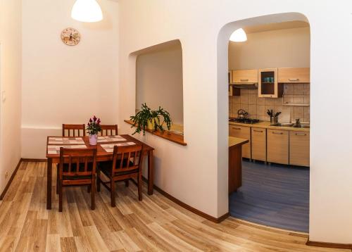 クドヴァ・ズドゥルイにあるApartament Jaśminowyのキッチン、ダイニングルーム(テーブル、椅子付)