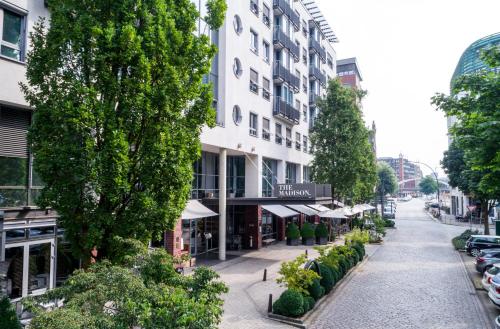 una calle vacía en una ciudad con un edificio en THE MADISON Hotel Hamburg en Hamburgo