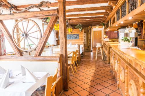 Un restaurante u otro lugar para comer en Hotel Gasthof Stern