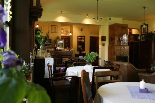 Reštaurácia alebo iné gastronomické zariadenie v ubytovaní Gościniec i Herbaciarnia Pod Złotą Łyżwą
