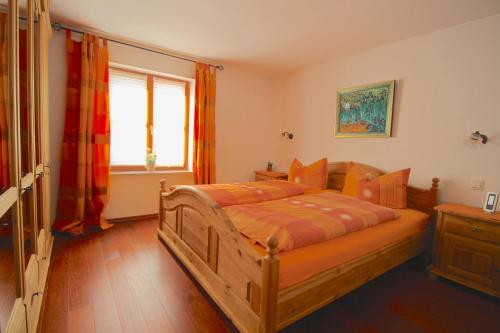 1 dormitorio con cama de madera y ventana en Himmelschlösschen & Chalet Rose en Garmisch-Partenkirchen