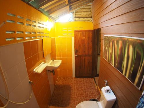 małą łazienkę z toaletą i umywalką w obiekcie LITTLE EDEN Bungalows w mieście Ko Chang