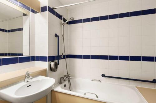 Phòng tắm tại Days Inn Sutton Scotney South