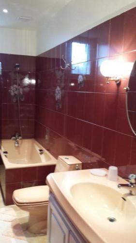 une salle de bain avec un lavabo, des toilettes et une baignoire dans l'établissement Gite de la ferme du couvent, à Boran-sur-Oise