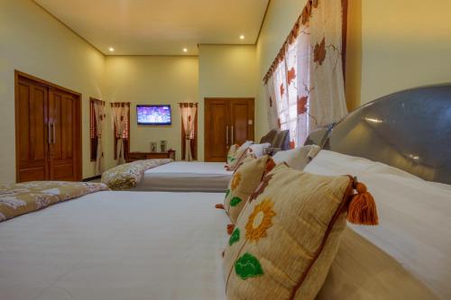 Säng eller sängar i ett rum på Maharani Homestay