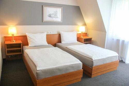 A bed or beds in a room at Schlossberghotel Greiz