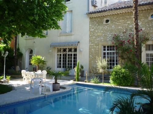 une villa avec piscine devant une maison dans l'établissement Les Chambres d'hôtes de Luneil (B&B), à Roquemaure