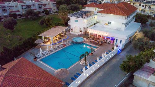 Bazén v ubytovaní Tinas Plus Hotel alebo v jeho blízkosti