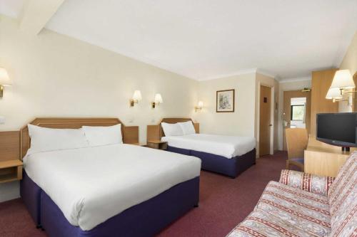 Tempat tidur dalam kamar di Days Inn Stafford