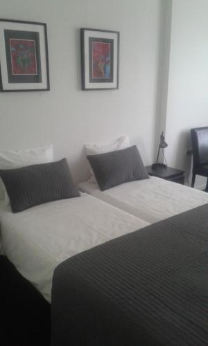 two beds sitting next to each other in a bedroom at De Twentse Nar in De Lutte
