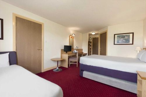 Ένα ή περισσότερα κρεβάτια σε δωμάτιο στο Days Inn Tewkesbury