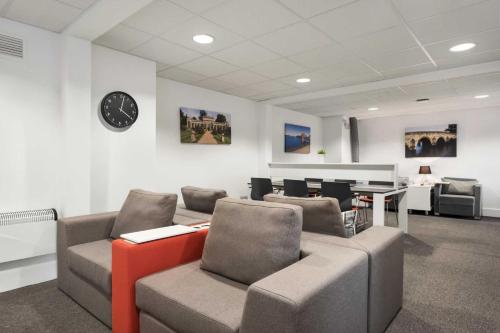 Posezení v ubytování Days Inn Watford Gap