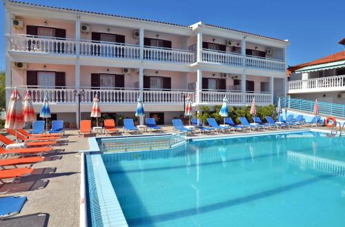 The swimming pool at or close to Bona Vista Studios