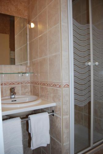 une salle de bain avec un lavabo et une douche dans l'établissement Le Bretagne - Hôtel, à Douarnenez