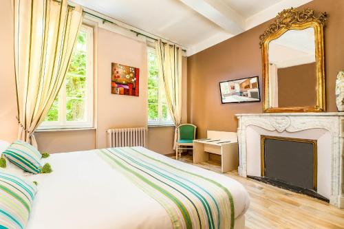 Postel nebo postele na pokoji v ubytování Logis Hôtel Restaurant Résidence