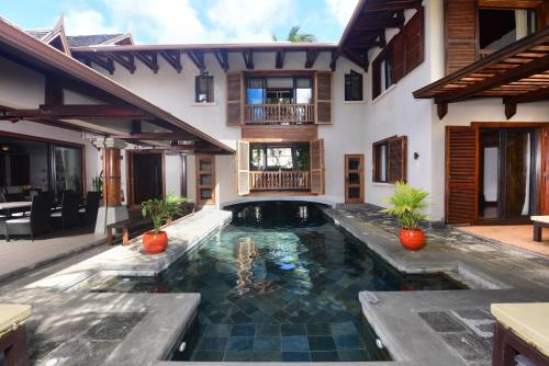 una piscina en el patio trasero de una casa en Sankhara Private Beach Luxury Villas en Poste Lafayette