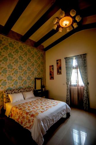 a bedroom with a large bed and a window at 愛樂耕民宿 Elegant Homestay in Yuanshan