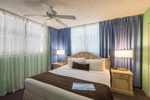 Säng eller sängar i ett rum på Sunrise Suites Jamaica Suite #102