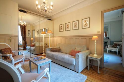Posezení v ubytování Chambre d hôte : Louvre Elegant Apt Suite