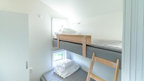 Olofsbo Campingにある二段ベッド
