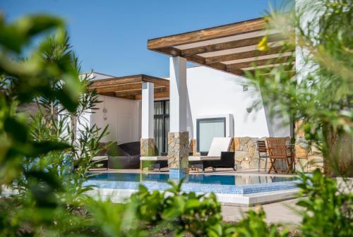 una villa con piscina in un resort di Playitas Villas - Sports Resort a Las Playitas