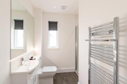 Ένα μπάνιο στο Abodebed Oval View Apartments
