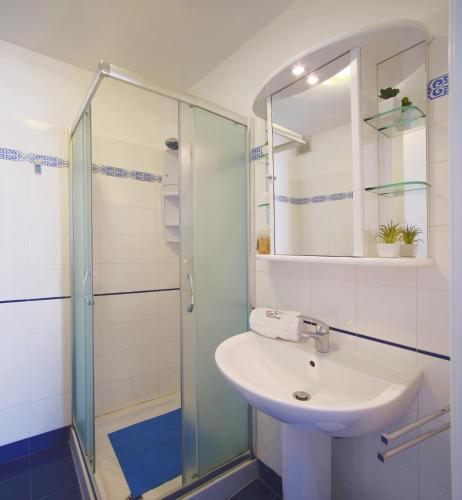a bathroom with a sink and a shower at Eolo Casa Vacanze in Torre Lapillo