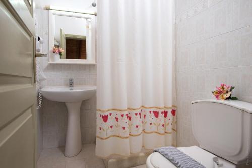Koupelna v ubytování Philippos Hotel