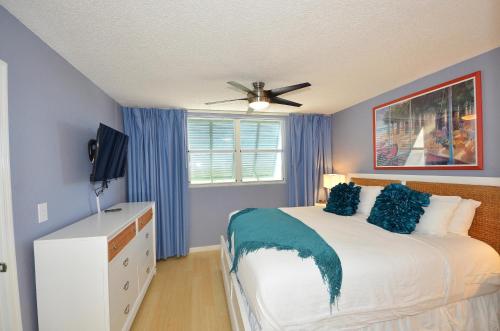 Schlafzimmer mit einem Bett und einem Deckenventilator in der Unterkunft Sunrise Suites Cayo Coco Suite #208 in Key West