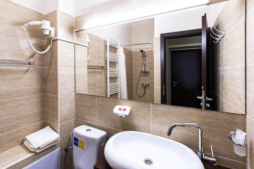 Bathroom sa Prestige Hotel