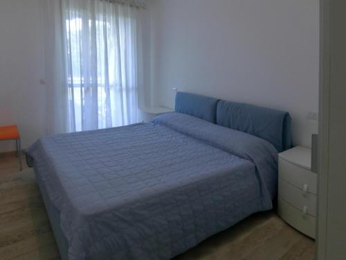 リニャーノ・サッビアドーロにあるSchubertの白い部屋の青いベッド1台