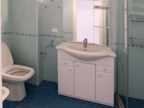 リニャーノ・サッビアドーロにあるSchubertのバスルーム(洗面台、トイレ付)
