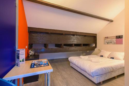 sypialnia z dużym łóżkiem i stołem w obiekcie Kings Inn City Hostel w Alkmaarze