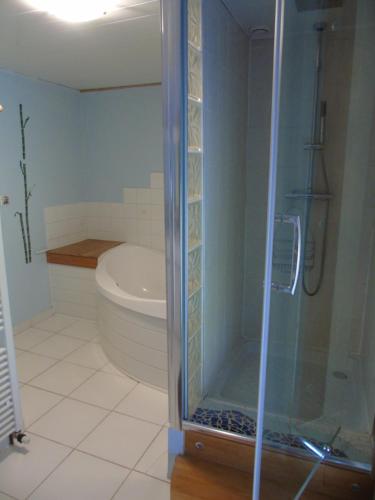 Ένα μπάνιο στο La Maison de l'Ormeau