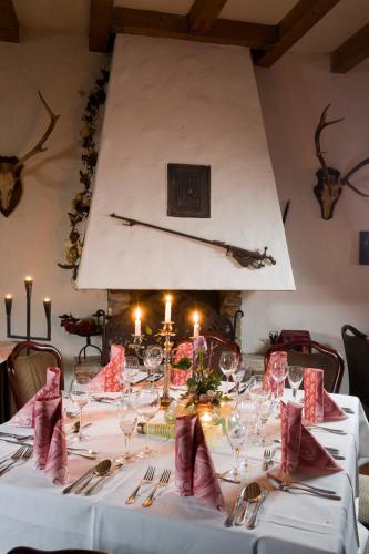 a table with white tablecloths and wine glasses at Landgasthof Eschbacher Katz in Usingen