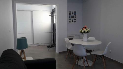 a living room with a table with a vase of flowers on it at AL - BOA NOVA in Madalena